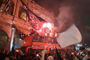 (ΦΩΤΟ ΚΑΙ ΒΙΝΤΕΟ) Παρέλαση με το Τρόπαιο μέσα στο Ηράκλειο – Ξεχείλισε ο ενθουσιασμός του κόσμου