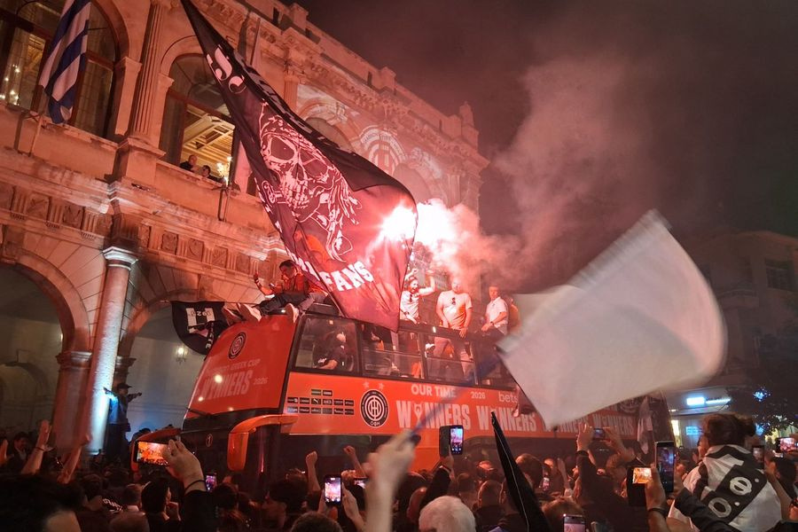 (ΦΩΤΟ ΚΑΙ ΒΙΝΤΕΟ) Παρέλαση με το Τρόπαιο μέσα στο Ηράκλειο – Ξεχείλισε ο ενθουσιασμός του κόσμου