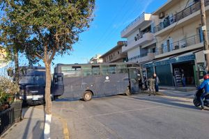 «Μπλόκο» των ΜΑΤ στην συγκέντρωση του Ρουβίκωνα-Με αφορμή το προσυνέδριο της ΝΔ