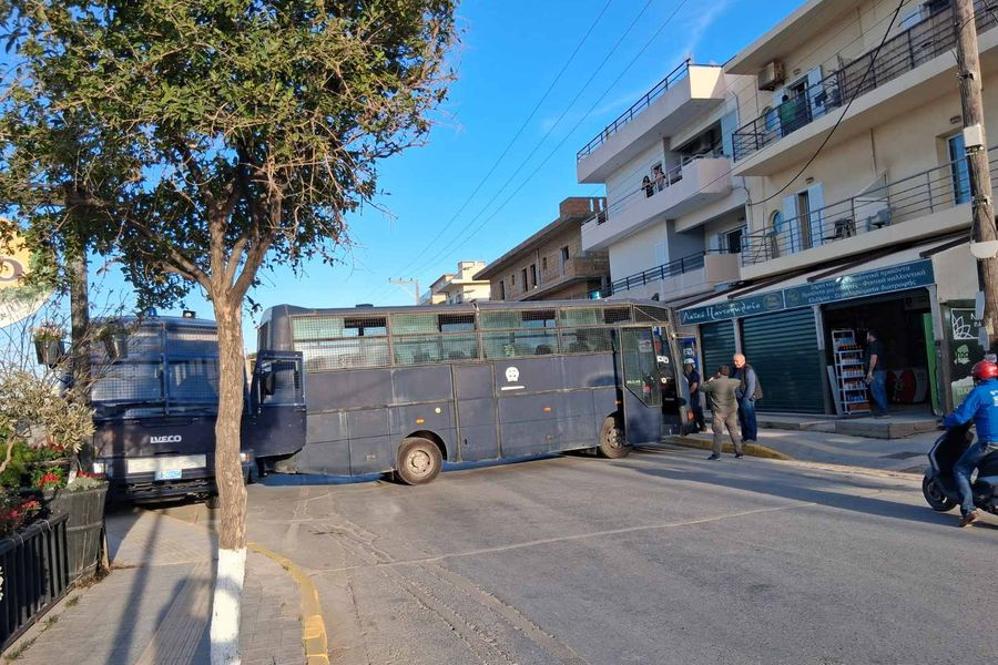 «Μπλόκο» των ΜΑΤ στην συγκέντρωση του Ρουβίκωνα-Με αφορμή το προσυνέδριο της ΝΔ