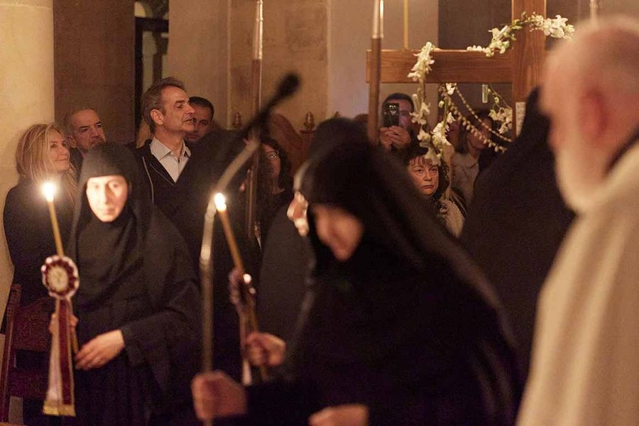 (ΦΩΤΟ) Χανιά: Στην Ιερά Μονή της Μεταμορφώσεως του Σωτήρος στο Βαρύπετρο για τον Επιτάφιο ο Πρωθυπουργός