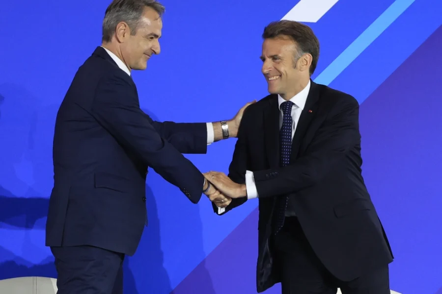 Politico: Μακρόν και Μητσοτάκης ζητούν παράταση της αποπληρωμής του χρέους λόγω Covid και νέα ευρωομόλογα