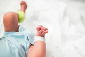 Θρίλερ με βρέφος στη Θεσσαλονίκη: Συνελήφθη δικηγόρος και 20χρονη μητέρα