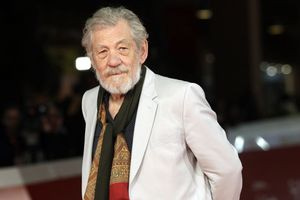 Ο Ίαν ΜακΚέλεν αποθέωσε τον Τζόνι Ντεπ μετά τη συνεργασία τους: Τον «ερωτεύτηκα»