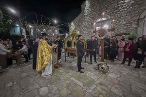 (ΦΩΤΟ): Η περιφορά του Επιταφίου στους Αγίους Δέκα