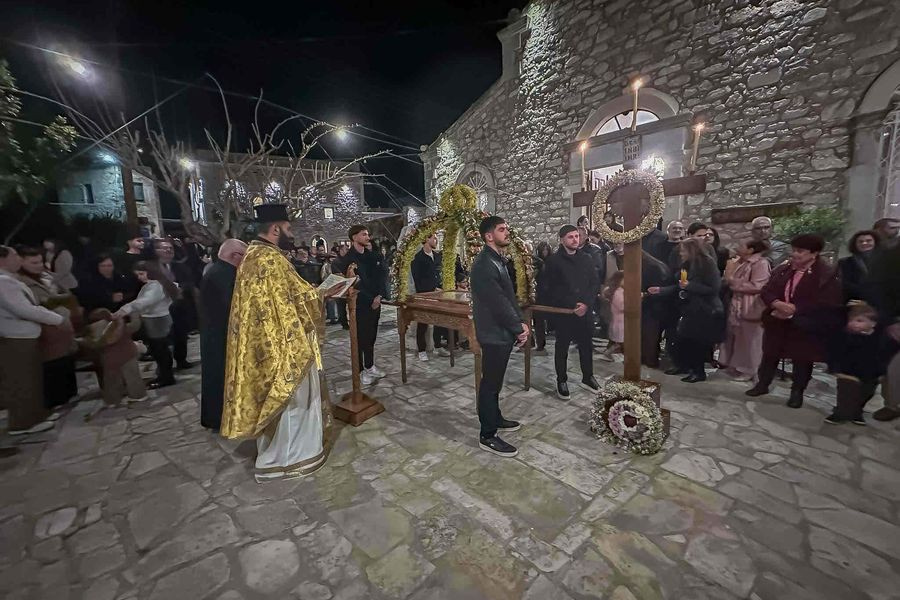 (ΦΩΤΟ): Η περιφορά του Επιταφίου στους Αγίους Δέκα