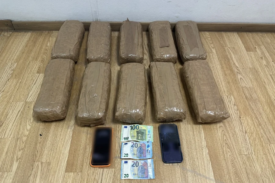 Χειροπέδες σε δύο άτομα για διακίνηση ναρκωτικών – Πάνω από 10 κιλά κάνναβης στα διόδια της Ολυμπίας Οδού