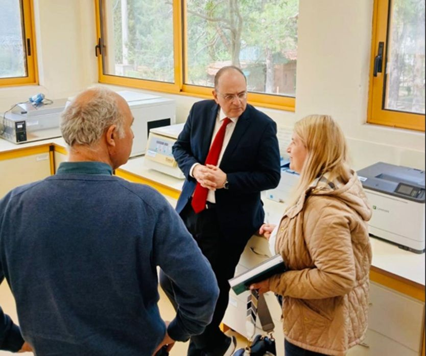 Επίσκεψη Μακάριου Λαζαρίδη στα κτηνιατρικά εργαστήρια του ΥΠΑΑΤ