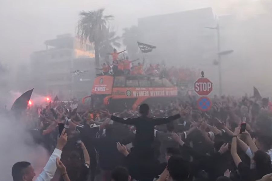 ΦΩΤΟ ΚΑΙ ΒΙΝΤΕΟ: Στην πλατεία Ελευθερίας το πούλμαν του ΟΦΗ