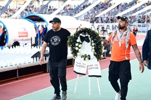 (VIDEO) «Αδέρφια ζείτε, εσείς μας οδηγείτε» – Συγκίνηση στο Πανθεσσαλικό με τον κόσμο του ΟΦΗ να τιμά τα «αετόπουλα»