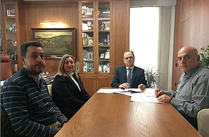 Ρέθυμνο: Υπογράφηκε η σύμβαση για νέα έργα οδοποιίας και βελτίωση της βατότητας στις Τοπικές Κοινότητες