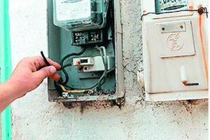 “Επιχείρηση” ρευματοκλοπής: Σύνδεσαν τα σπίτια τους απευθείας με τις κολώνες της ΔΕΗ – 10 άνδρες και 1 γυναίκα συνέλαβαν οι Αρχές