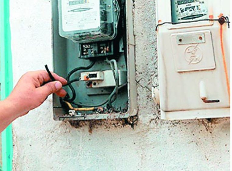 “Επιχείρηση” ρευματοκλοπής: Σύνδεσαν τα σπίτια τους απευθείας με τις κολώνες της ΔΕΗ – 10 άνδρες και 1 γυναίκα συνέλαβαν οι Αρχές