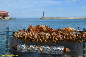 Χανιά: Πάσχα στο Ενετικό λιμάνι με σουβλιστά αρνιά κοντοσούβλια και κοκορέτσι και θέα τον φάρο
