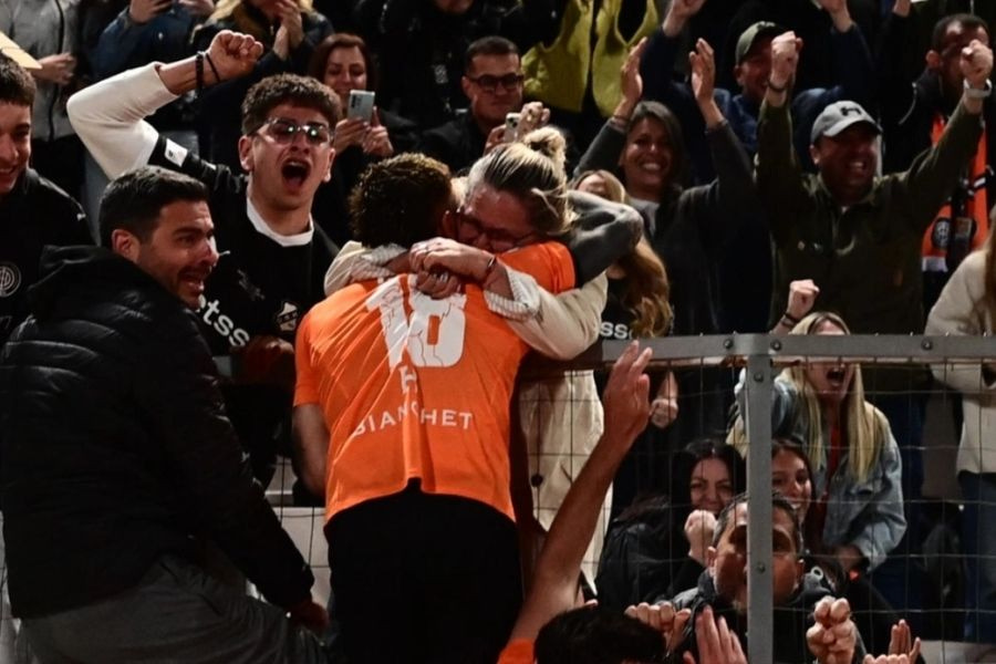 (VIDEO) «Μαμά στα κάγκελα»: Η συγκινητική στιγμή του Νους με τη μητέρα του στον τελικό