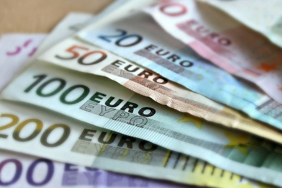 Λεφτά υπάρχουν: 12 δις το ετήσιο (θηριώδες…) πλεόνασμα, με τον Κυριάκο να… μοιράζει σοκοφρέτες σε μικρούς και μεγάλους! Ούτε ευρώ, για να χτυπηθεί η ακρίβεια, με το μοσχάρι να έχει γίνει… ιπτάμενο!