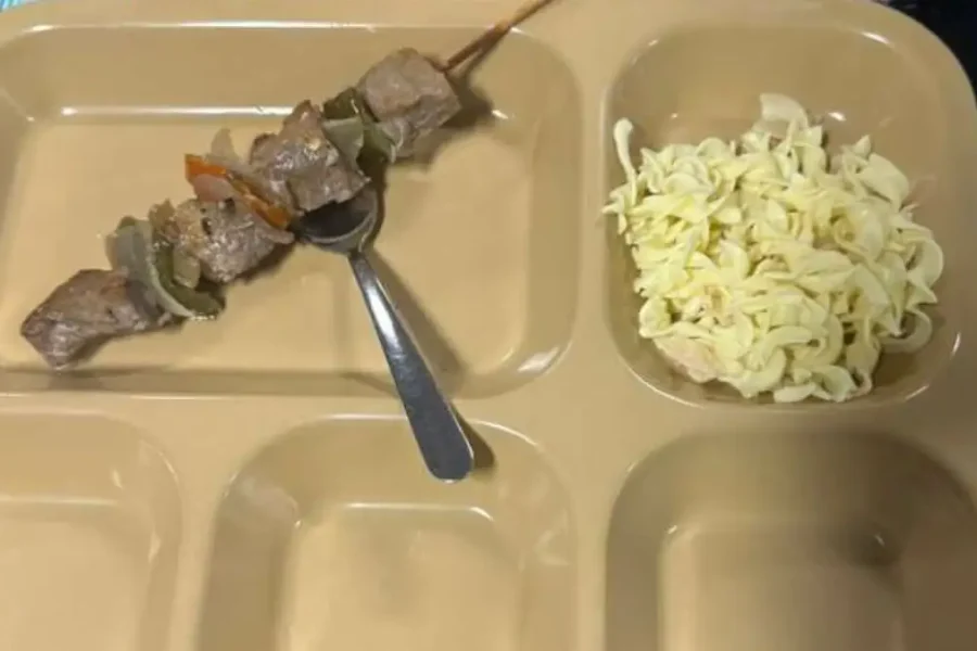 Αεροπλανοφόρο Abraham Lincoln: Καταγγελίες για υποσιτισμό των ναυτών – Ένα καλαμάκι, λίγα ζυμαρικά και άδειοι δίσκοι