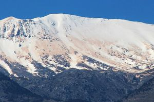 Η αφρικανική σκόνη έβαψε “κόκκινο” το χιόνι στα Λευκά Όρη – Δείτε εικόνες