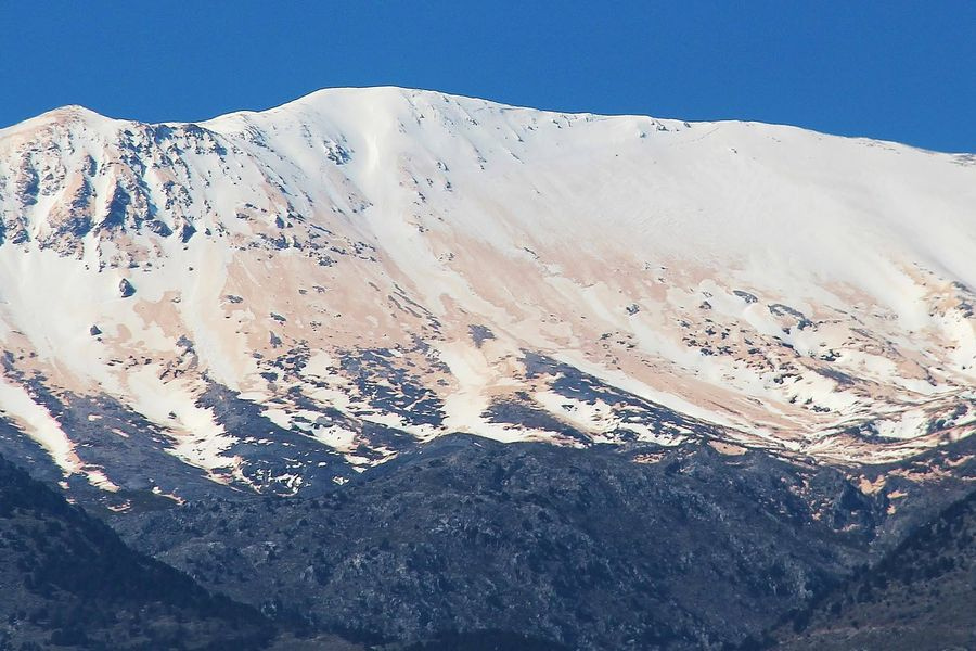 Η αφρικανική σκόνη έβαψε “κόκκινο” το χιόνι στα Λευκά Όρη – Δείτε εικόνες