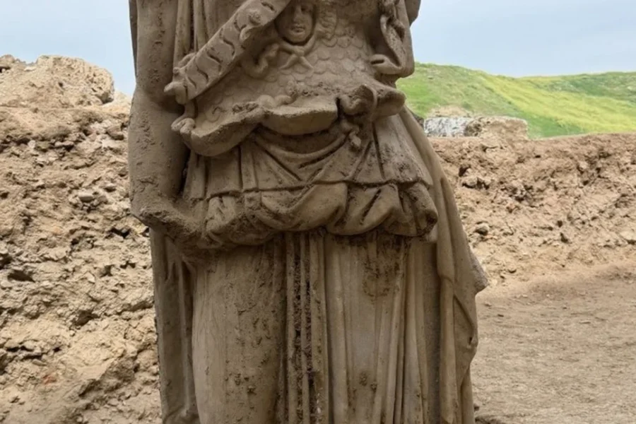 Αρχαιολόγοι βρήκαν στην Τουρκία εντυπωσιακό, άθικτο άγαλμα της θεάς Αθηνάς