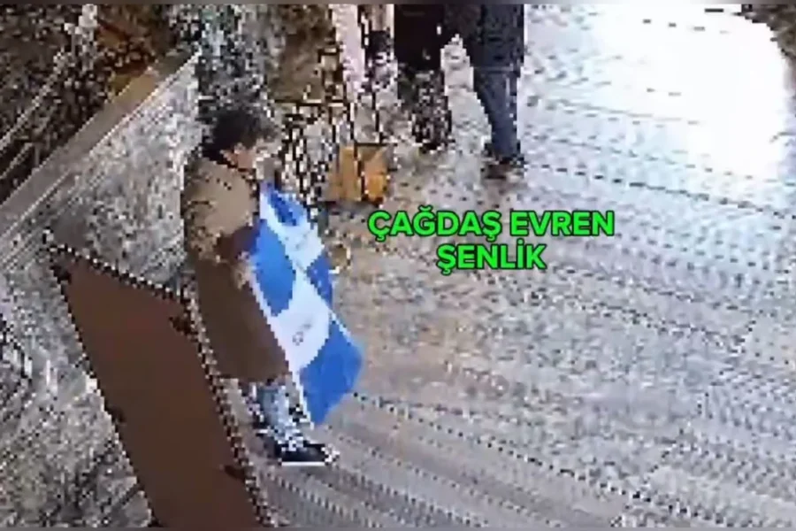 Ένταση στην Αγιά Σοφιά: Συνελήφθησαν δύο Έλληνες επειδή ύψωσαν ελληνική σημαία