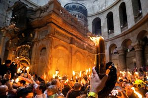 Στο Ισραήλ η ελληνική αποστολή για τη μεταφορά του Αγίου Φωτός – Τι ώρα αναμένεται στο Ελευθέριος Βενιζέλος
