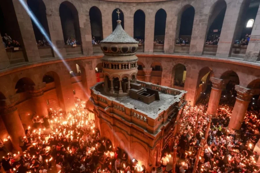 «Δεύτε λάβετε φως» – Πανηγυρικό κλίμα στην τελετή αφής του Αγίου Φωτός στον Ναό της Αναστάσεως στα Ιεροσόλυμα, δείτε live