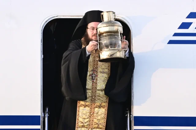 Έφτασε στην Αθήνα το Άγιο Φως -Υποδοχή με τιμές αρχηγού κράτους