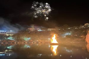 (BINTEO) Η πιο μαγευτική Ανάσταση στην Κρήτη – “Χριστός Ανέστη” από αιωρούμενη εξέδρα και ο Ιούδας καίγεται στο νερό της λίμνης