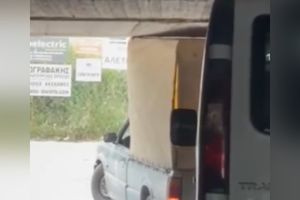 (ΒΙΝΤΕΟ) Ηράκλειο: Φορτηγό σφήνωσε… σε γέφυρα