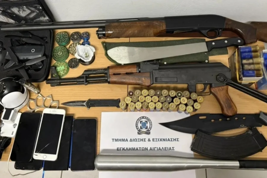 Συλλήψεις για την άγρια επίθεση σε καφετέρια στο Αίγιο: Βρήκαν καλάσνικοφ, ματσέτα και σιδερογροθιά στα σπίτια τους