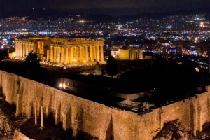 Ιταλική εφημερίδα αποθεώνει την Ελλάδα -«Τα δημοσιονομικά πάνε καλύτερα από τις προβλέψεις, το ΑΕΠ αυξάνεται, το χρέος πέφτει»