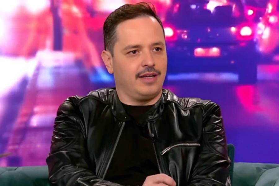 Αλέξανδρος Τσουβέλας: Μέναμε μεσοτοιχία με τον Βαγγέλη Ρωχάμη και οι γονείς μου με άφηναν σπίτι του