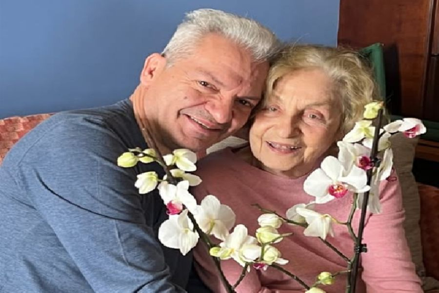 Η αγκαλιά του Αλέξη Καλοκαιρινού με την μητέρα του Λουίζα και το “ευχαριστώ” μετά την εκλογική νίκη του!