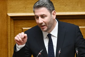 Σε τροχιά εκλογών το ΠΑΣΟΚ: Στρατηγική διμέτωπης σύγκρουσης με ΝΔ και Τσίπρα