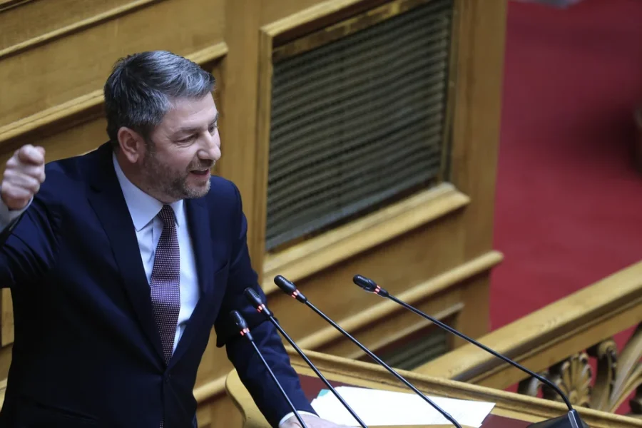 Επίθεση Ανδρουλάκη κατά πάντων στη Βουλή: «Κάνετε τις κότες»