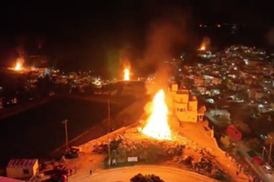 (ΒΙΝΤΕΟ) Σε ποια περιοχή της Κρήτης γίνεται Ανάσταση σε έξι εκκλησιές με έξι φωτιές και έξι “Ιούδες” να καίγονται!