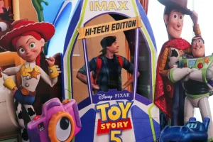 «Toy Story 5»: Woody εναντίον Buzz με φόντο την απειλή των tablets