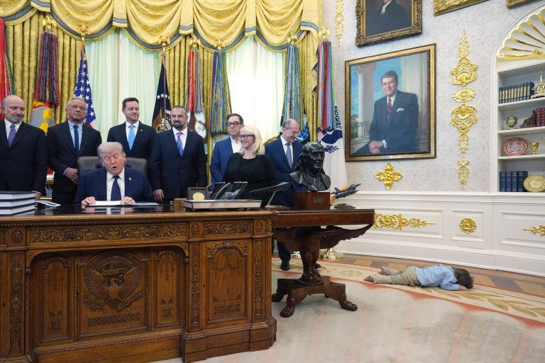 Αγοράκι 2 ετών μπήκε στο Οβάλ Γραφείο και ξάπλωσε ενώ μιλούσε ο Τραμπ