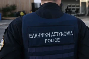 Αθώα για τους βιασμούς των παιδιών λόγω «αδυναμίας αντίληψης του αδίκου» η πρώην σύζυγος του αστυνομικού της Βουλής