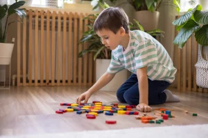 Αυτισμός: Γιατί αυξάνονται οι διαγνώσεις στα παιδιά – Τι δείχνει νέα έκθεση του ΟΟΣΑ