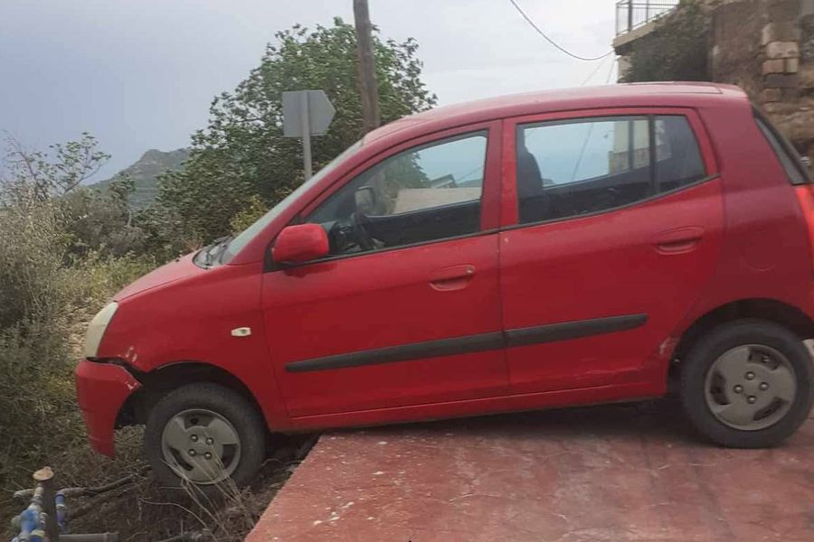 Ζαρός: Αυτοκίνητο παρασύρθηκε από τους… ανέμους!