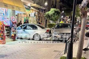 (ΦΩΤΟ) Απίστευτο τροχαίο στον Άγιο Νικόλαο – ΙΧ παρέσυρε σταθμευμένα οχήματα, μπάρες και φωτιστικά