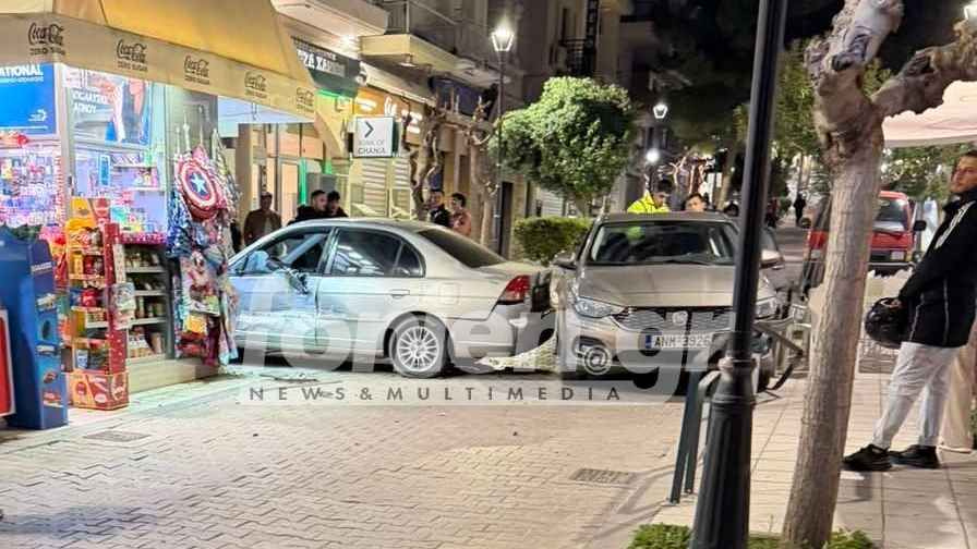 (ΦΩΤΟ) Απίστευτο τροχαίο στον Άγιο Νικόλαο – ΙΧ παρέσυρε σταθμευμένα οχήματα, μπάρες και φωτιστικά