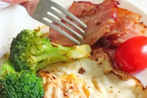 Μπρόκολο και ζαμπόν: Το απρόσμενο πρόγευμα που αξίζει να δοκιμάσετε για καρδιά και ανοσοποητικό