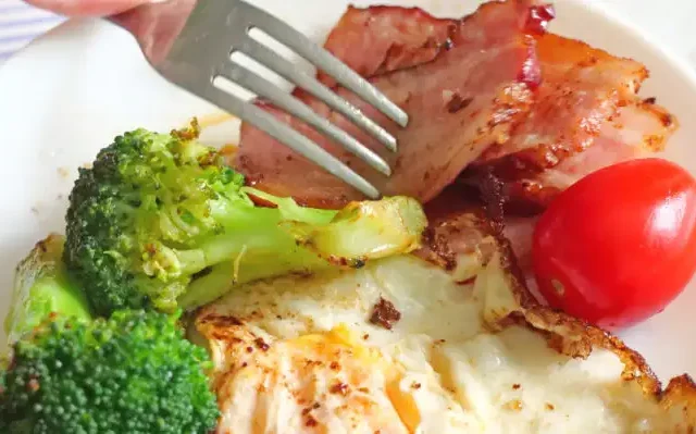 Μπρόκολο και ζαμπόν: Το απρόσμενο πρόγευμα που αξίζει να δοκιμάσετε για καρδιά και ανοσοποητικό