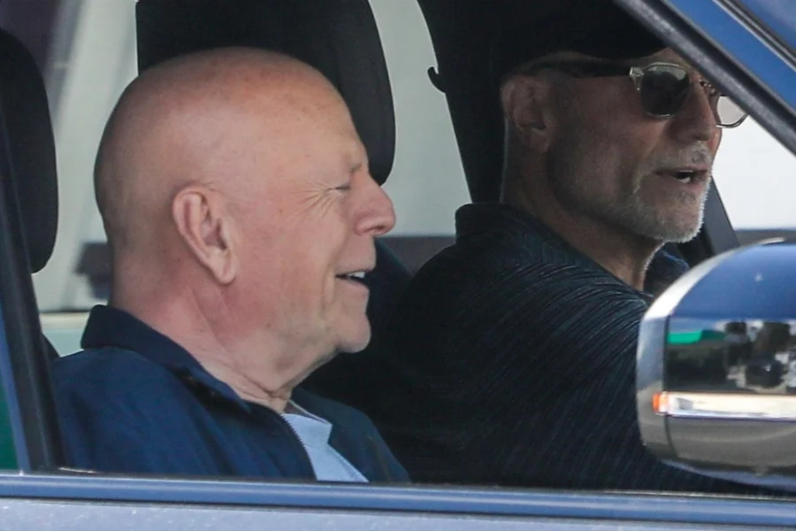 Χαμογελαστός ο Μπρους Γουίλις σε νέα εμφάνισή του στο Λος Άντζελες