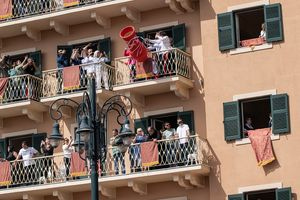 Κέρκυρα: «Βροχή» από μπότηδες στην πρώτη Ανάσταση – Πύλινο κανάτι έπεσε στο κεφάλι γυναίκας