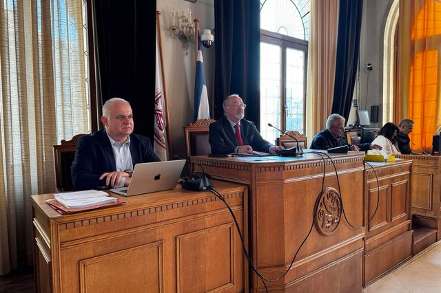 Οφειλές στον Δήμο Ηρακλείου: “Λάθος οι κατασχέσεις παραμονές Χριστουγέννων” – Στα δικαστήρια υπόθεση για διαγραφή χρεών