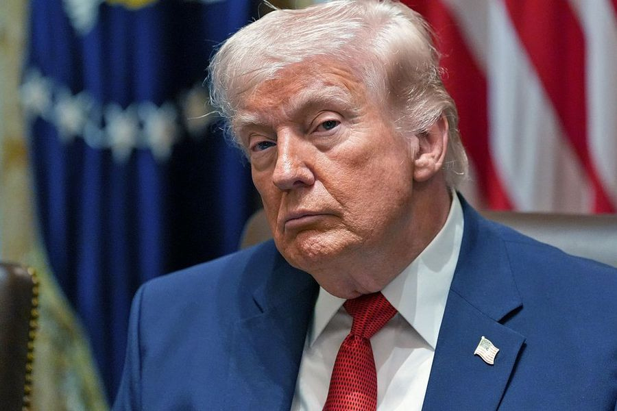 Ο Τραμπ απειλεί να σταματήσει την παροχή όπλων στην Ουκρανία, εάν η Ευρώπη δεν βοηθήσει στο άνοιγμα των Στενών του Ορμούζ